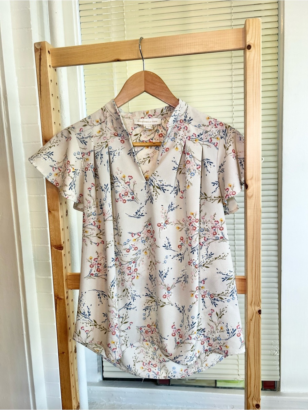 Monteau Los Angeles Dainty Wildflower Flutter-Sleeve Blouse size Medium